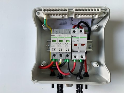 Skrzynka przył. hermetyczna z ogranicznikiem przepięć DC 1000V typ 2, 1*łańcuch PV, 1*MPPT Skrzynka przył. hermetyczna z ogranicznikiem przepięć DC 1000V typ 2, 1*łańcuch PV, 1*MPPT